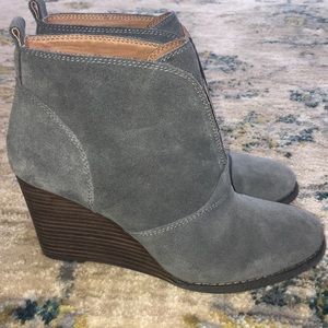 LUCKY BRAND YASMIN WEDGE BOOTIE, 9.5M, Gray